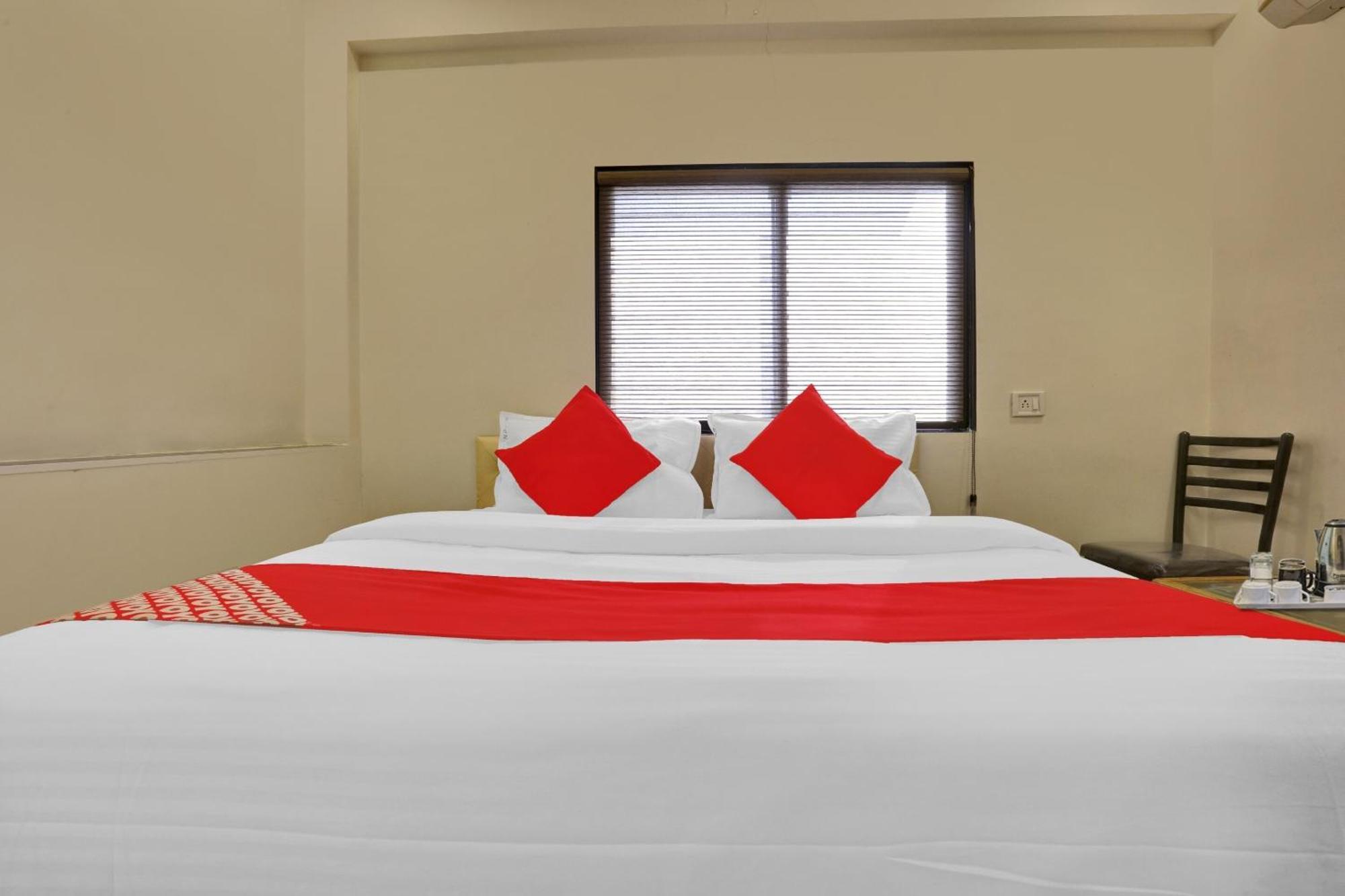 Hotel O Nandi Palace Lodging And Boarding Ulhasnagar Luaran gambar