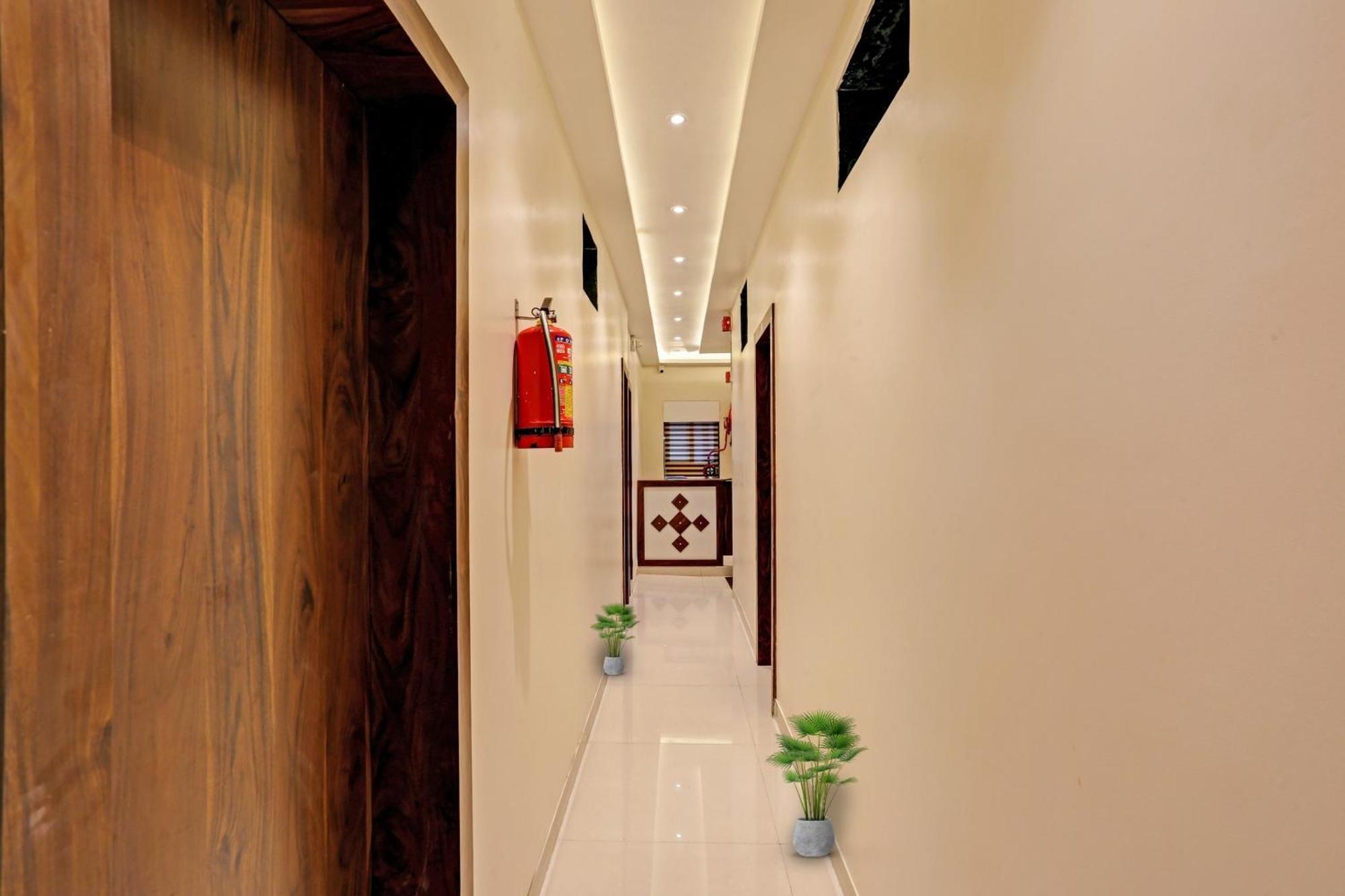 Hotel O Nandi Palace Lodging And Boarding Ulhasnagar Luaran gambar