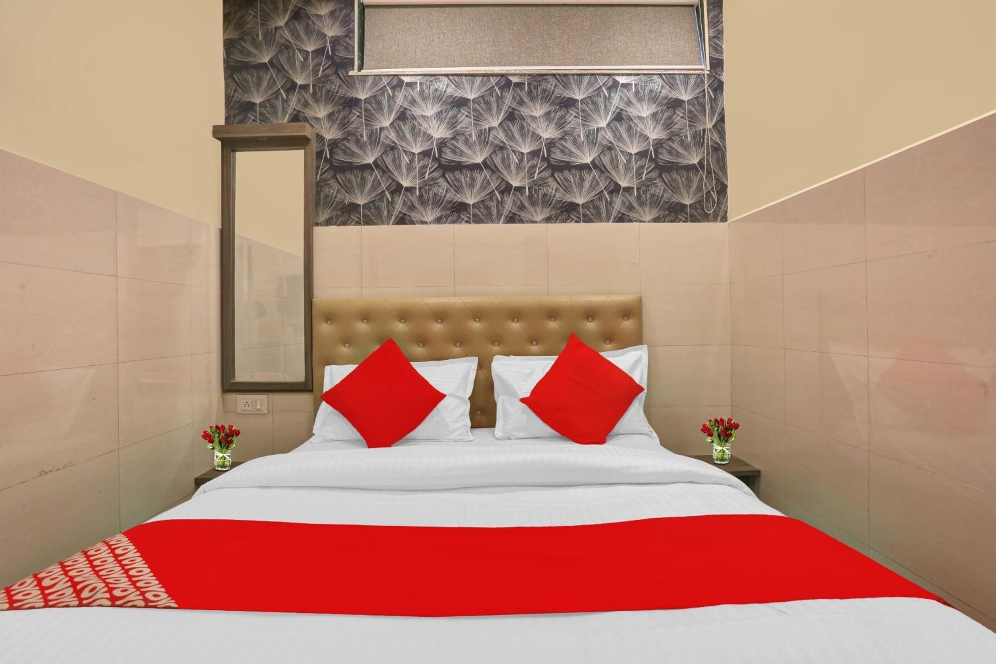 Hotel O Nandi Palace Lodging And Boarding Ulhasnagar Luaran gambar