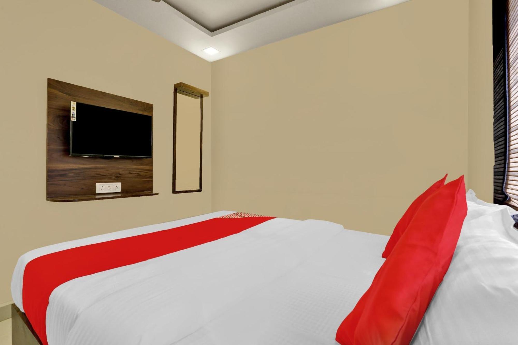 Hotel O Nandi Palace Lodging And Boarding Ulhasnagar Luaran gambar