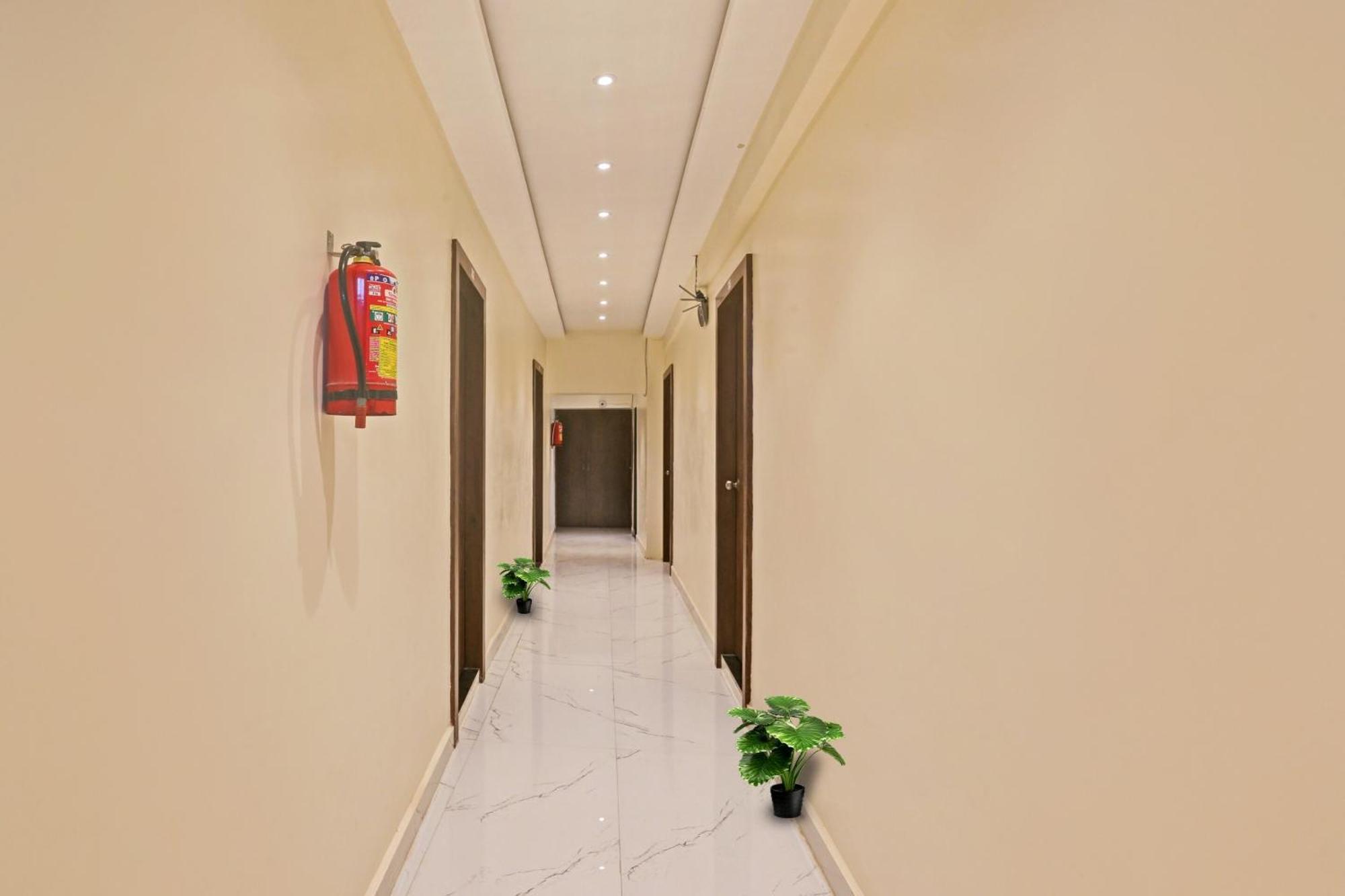 Hotel O Nandi Palace Lodging And Boarding Ulhasnagar Luaran gambar