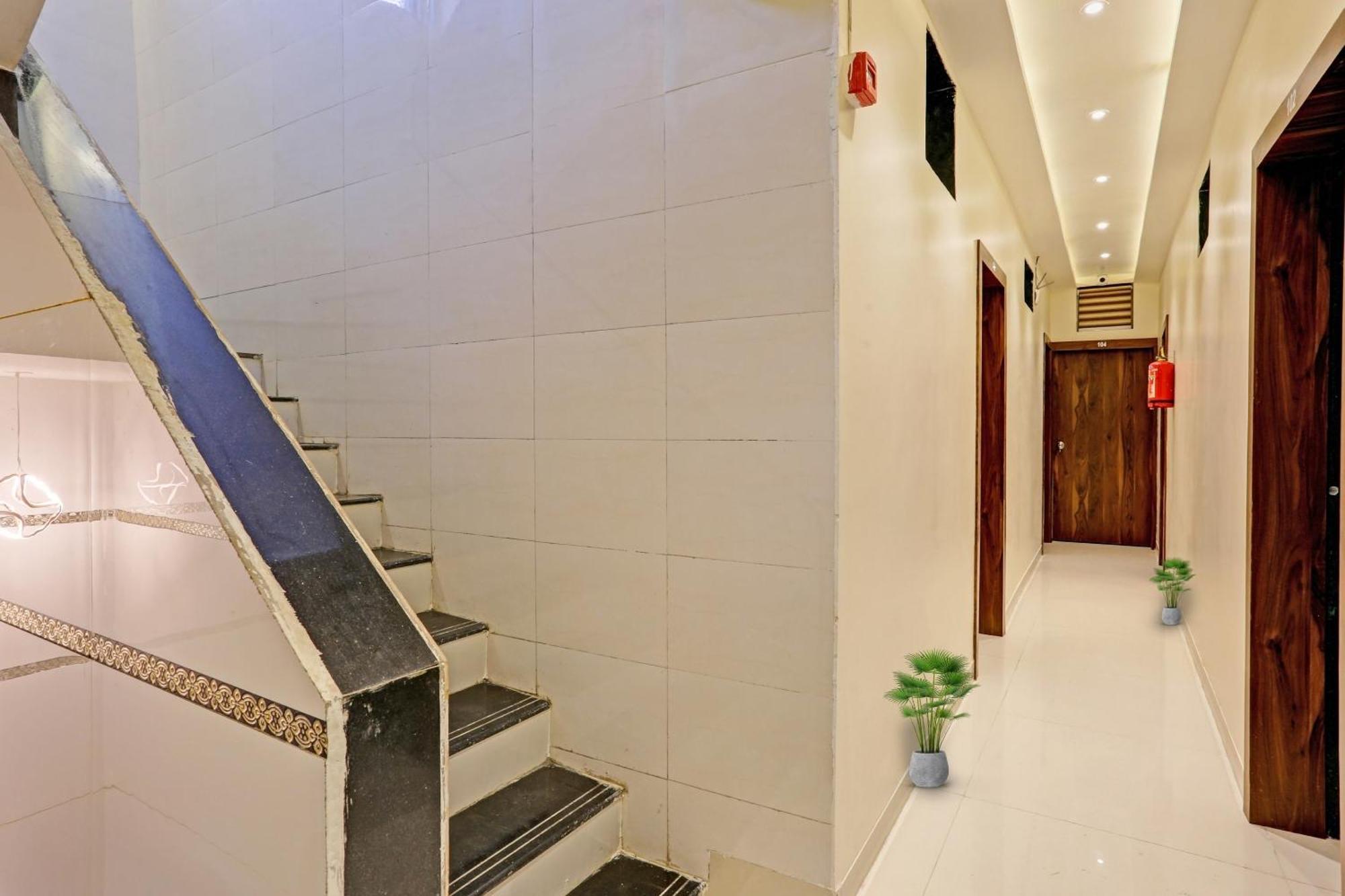 Hotel O Nandi Palace Lodging And Boarding Ulhasnagar Luaran gambar