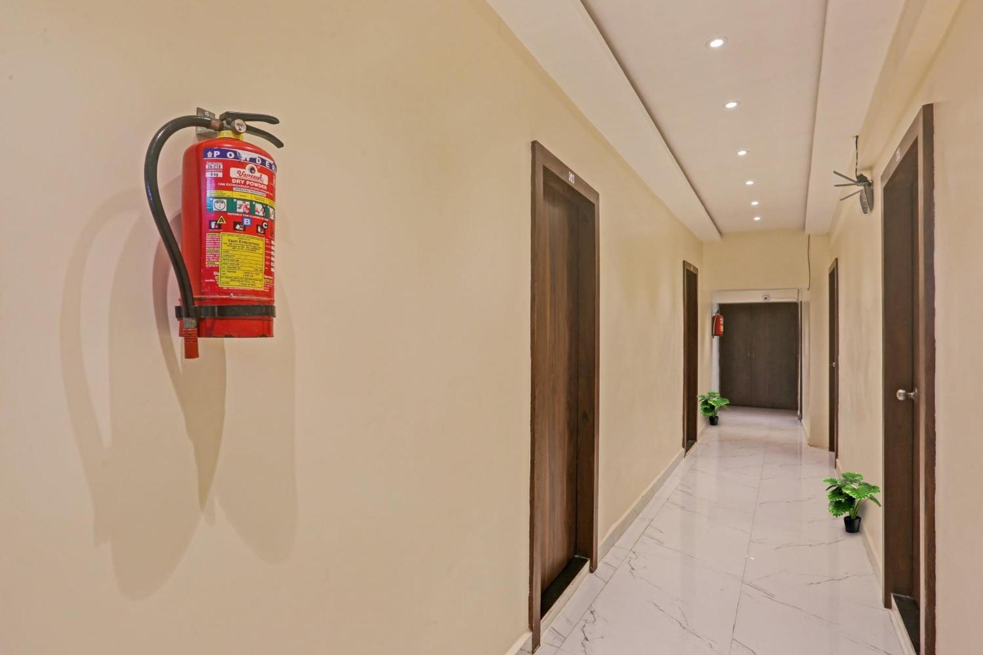 Hotel O Nandi Palace Lodging And Boarding Ulhasnagar Luaran gambar