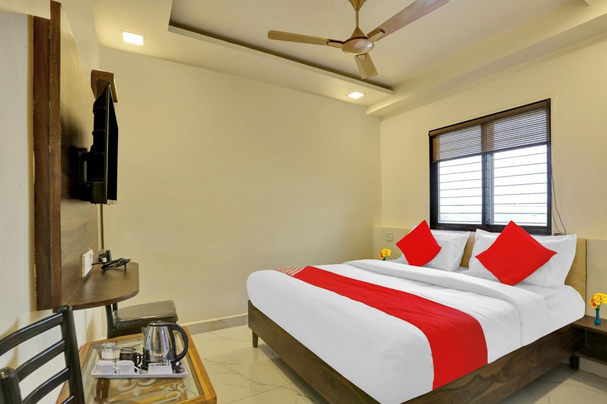 Hotel O Nandi Palace Lodging And Boarding Ulhasnagar Luaran gambar